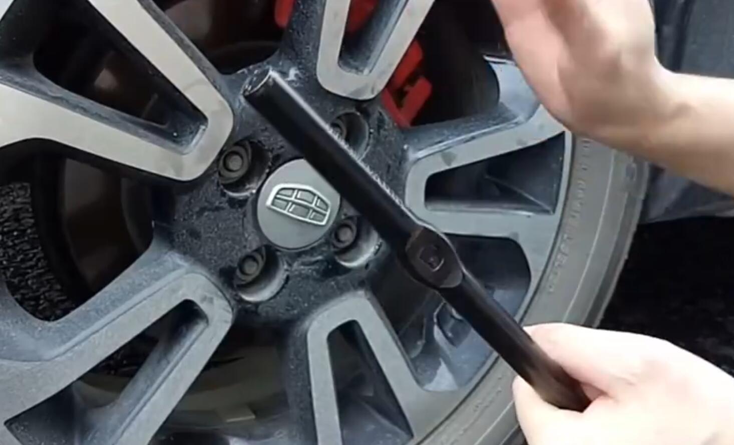 车胎被扎了个钉子怎么办_车胎被扎了钉子还能开吗