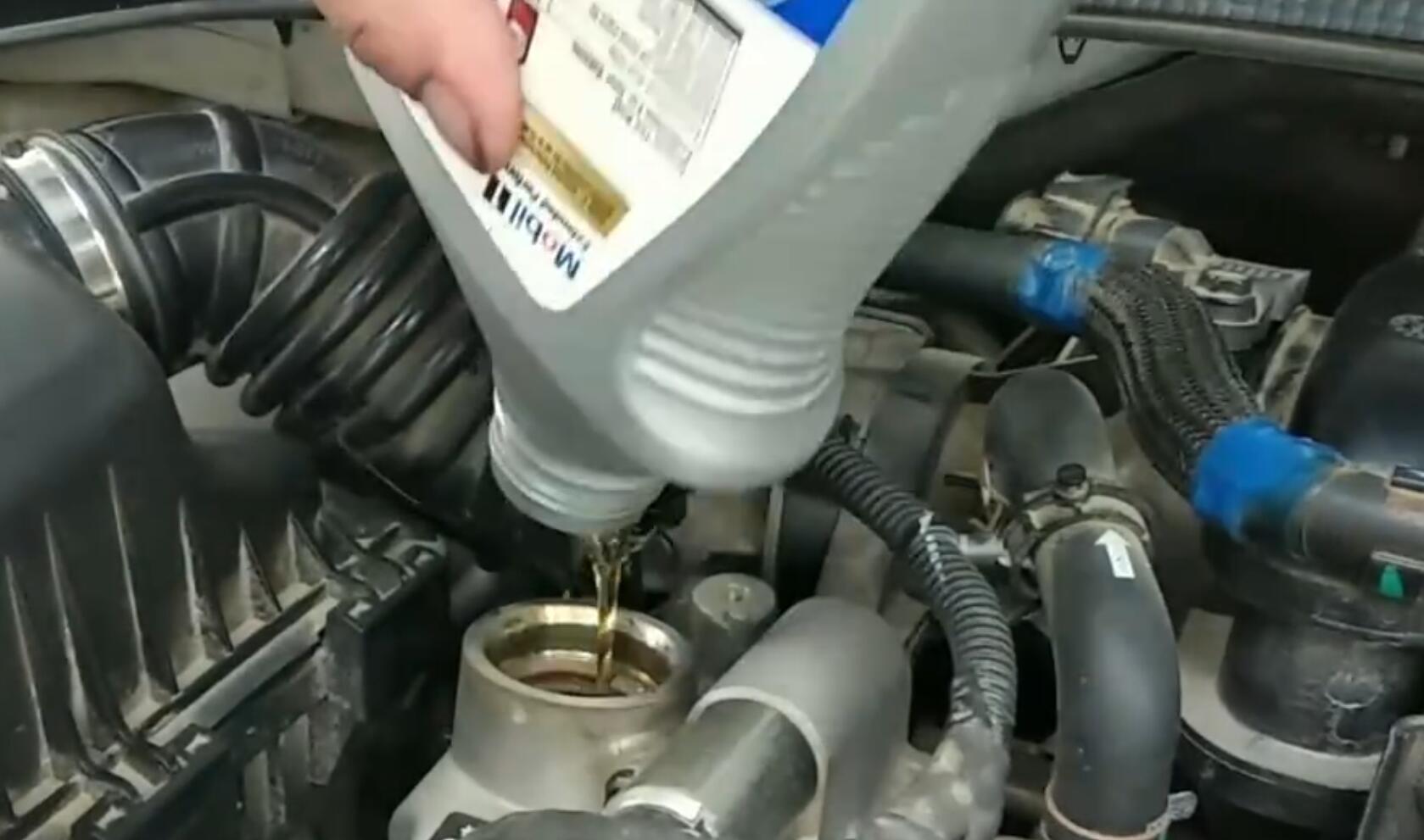 汽车冷却液可以加水吗,发动机冷却液可以加水吗